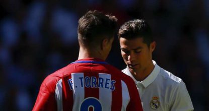 © Getty Images Kennen sich aus zig Duellen in Madrid oder auch der englischen Premier League: Atlético Madrids Fernando Torres, links, und Reals Cristiano Ronaldo.