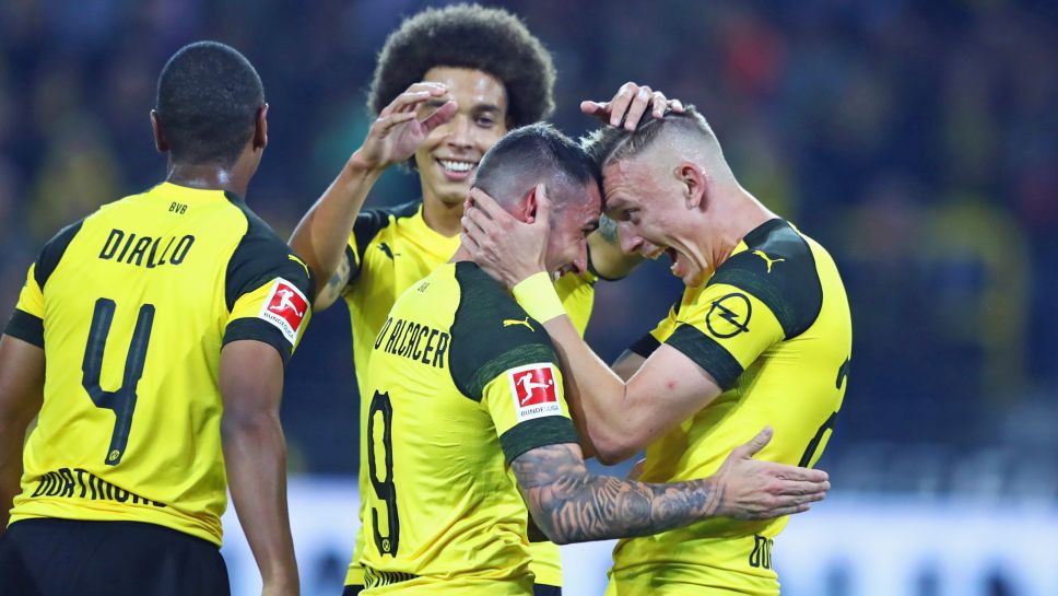 Paco Alcacer wird von seinen Teamkollegen beglückwünscht, nachdem er bei seinem Debüt bei Borussia Dortmund sofort einen Treffer erzielt hat. ©